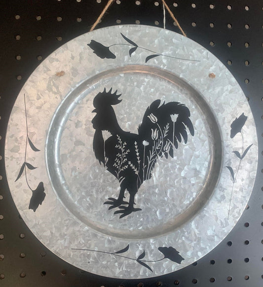 METAL CHARGER WITH FLORAL ROOSTER WITH FLOWERS