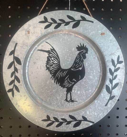 METAL CHARGER WITH ROOSTER AND VINES