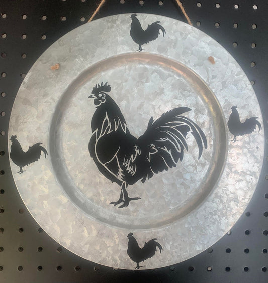 METAL CHARGER WITH CENTER ROOSTER AND SMALL ROOSTERS