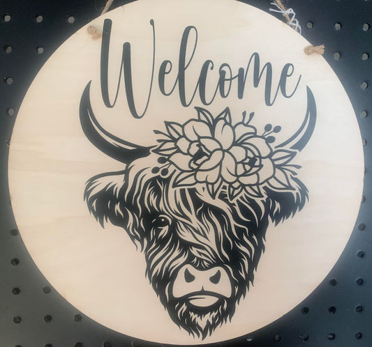 ROUND HIGHLAND COW WELCOME SIGN